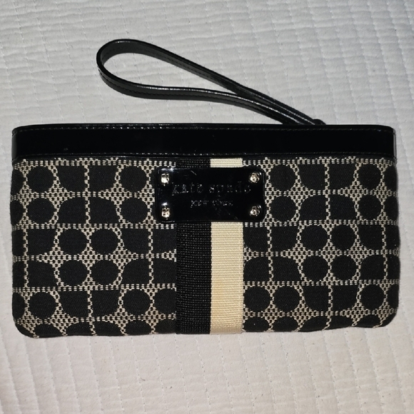 kate spade Handbags - Kate Spade New York Black and Cream Chrissy Noel Wristlet